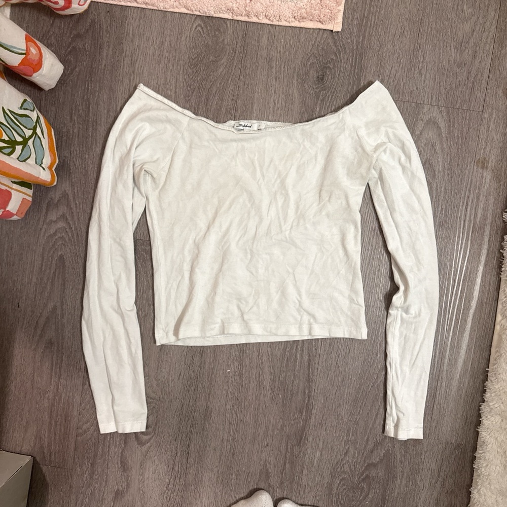 White Fitted Off-the-Shoulder Long Sleeve Tee